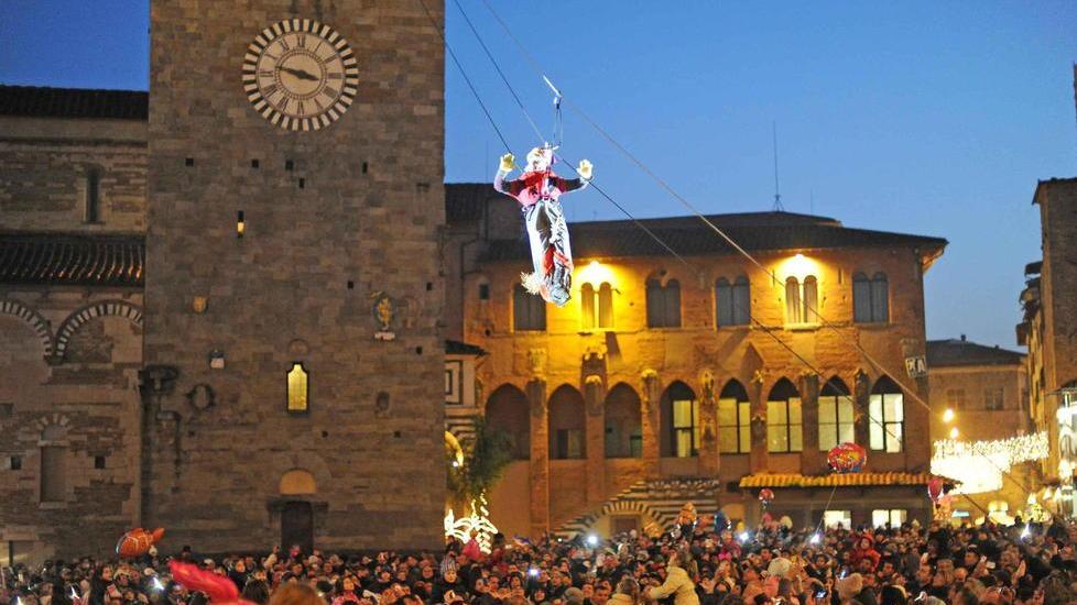 Pistoia, niente biglietti per vedere la Befana in piazza Duomo