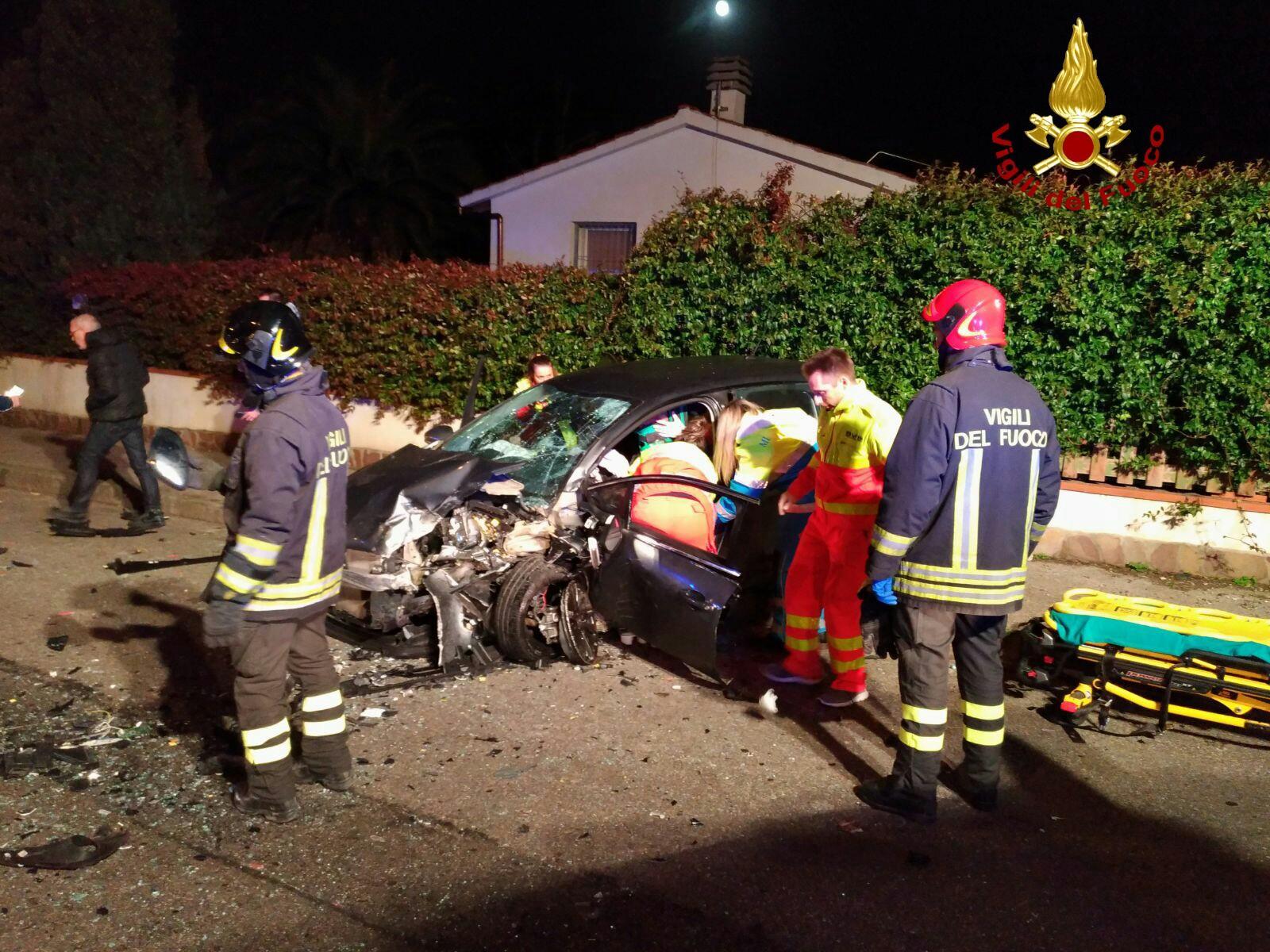 Ferita e incastrata nell'auto, grave una donna