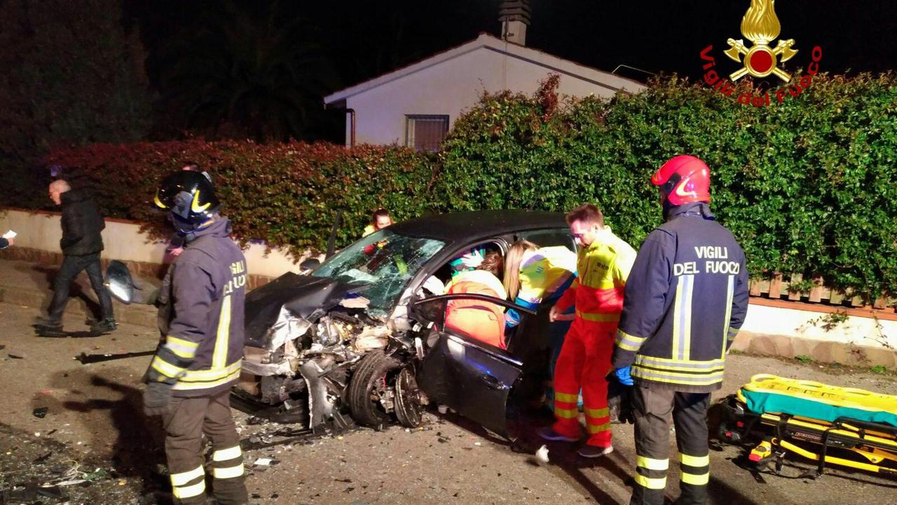 Ferita e incastrata nell'auto, grave una donna