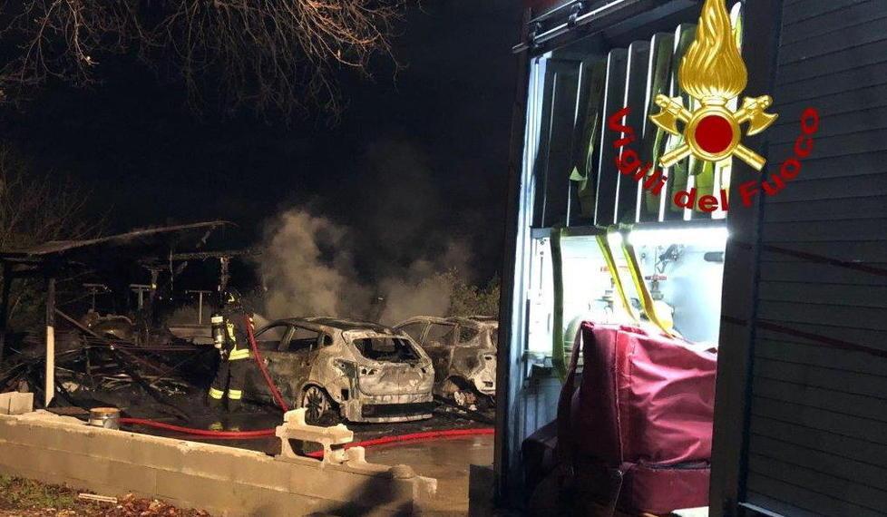 Rimessa per auto a fuoco a causa delle luci di Natale 