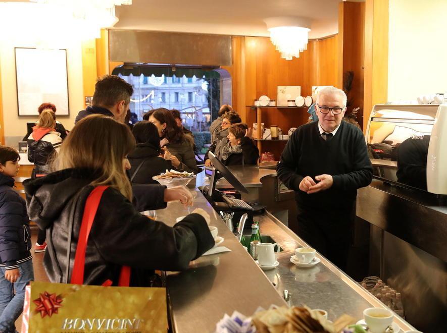 Fabrizio Bechini, storico direttore del Biondi, dietro al bancone (Foto Nucci)