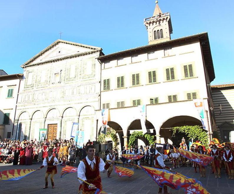 Befana con i vigili del fuoco che si calano dal campanile 