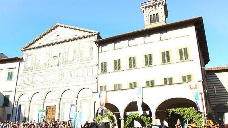 Befana con i vigili del fuoco che si calano dal campanile