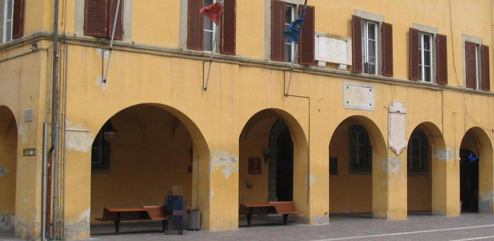 Tornelli all’ingresso del palazzo comunale 