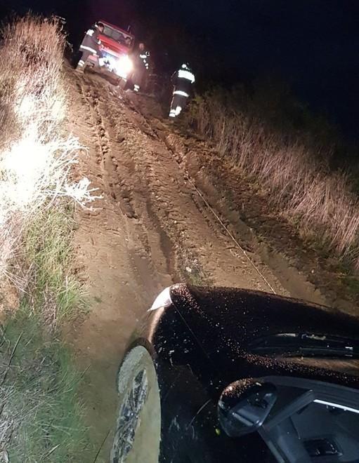 Traditi dal navigatore finiscono nel fango 