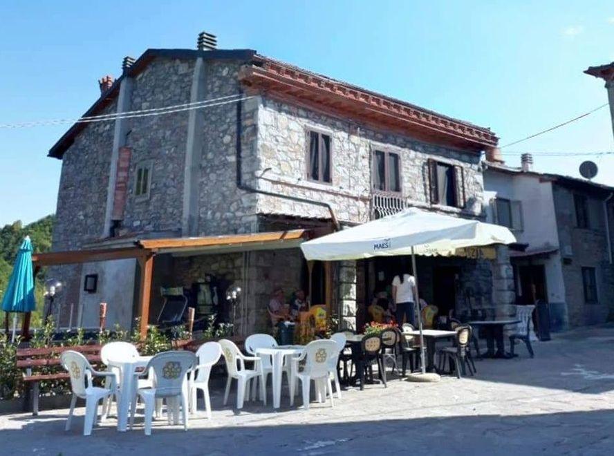 Chiuso il Bar della piazza a Montefegatesi 