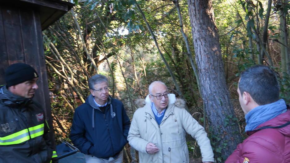 Viale del Tirreno, giù l'argine vicino a una villa: «Dobbiamo demolire il vecchio ponte»