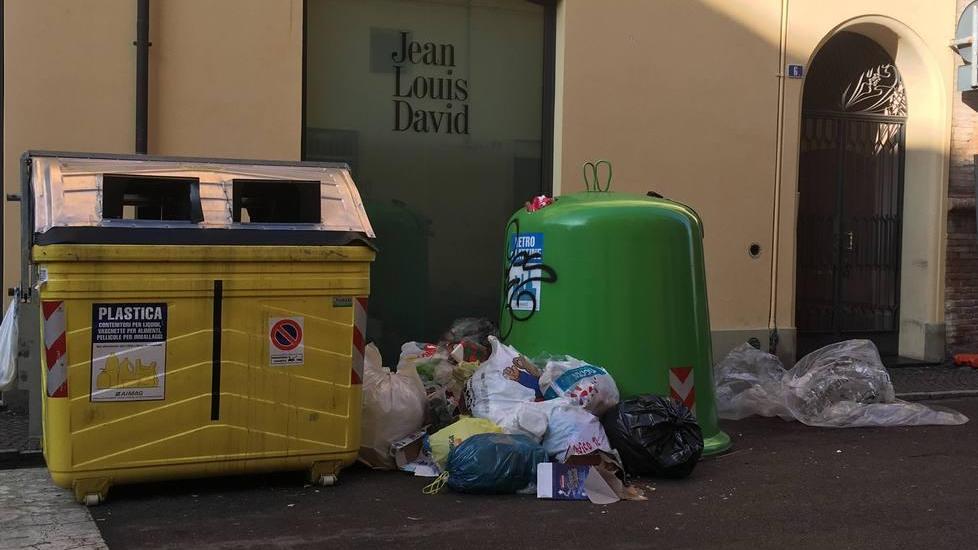 Rifiuti: la strada diventa discarica