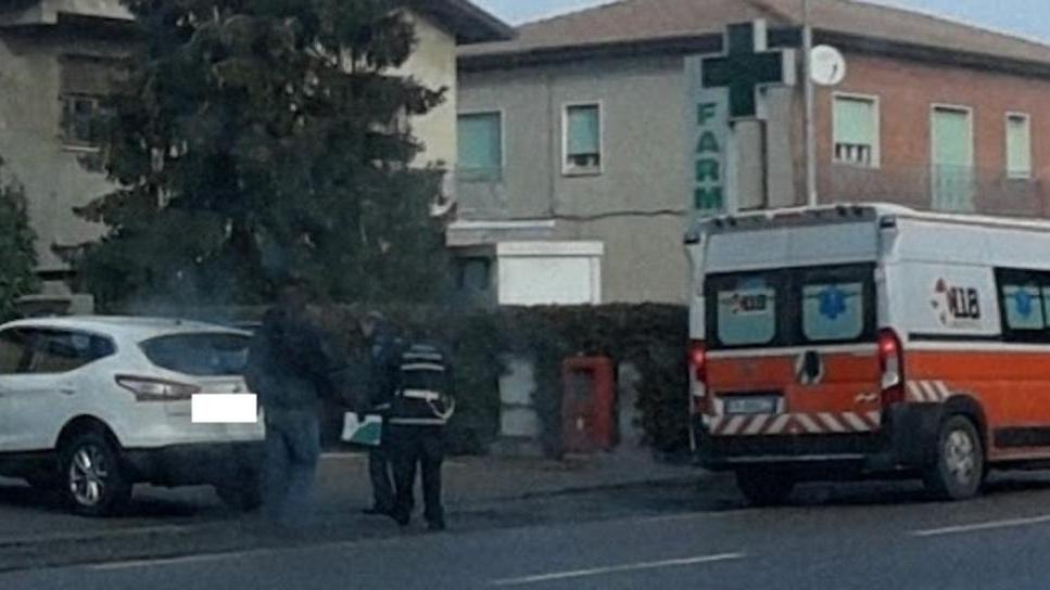 Donna urtata da un’auto che sta facendo manovra