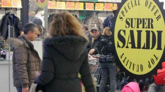 A caccia di affari Da venerdì scattano i saldi invernali