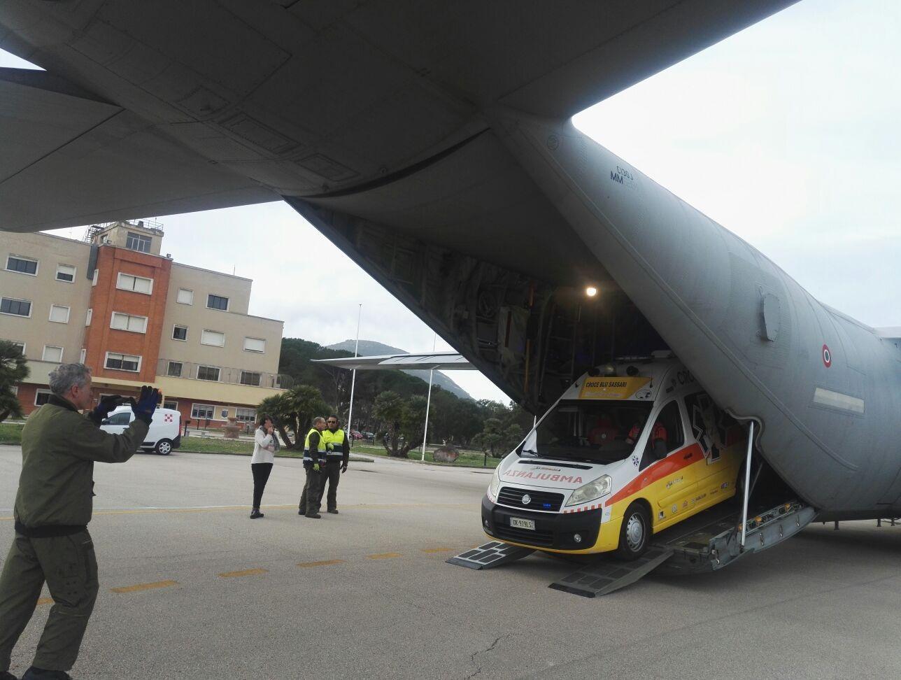 L'ambulanza con il neonato mentre esce dalla "pancia" dell'aereo