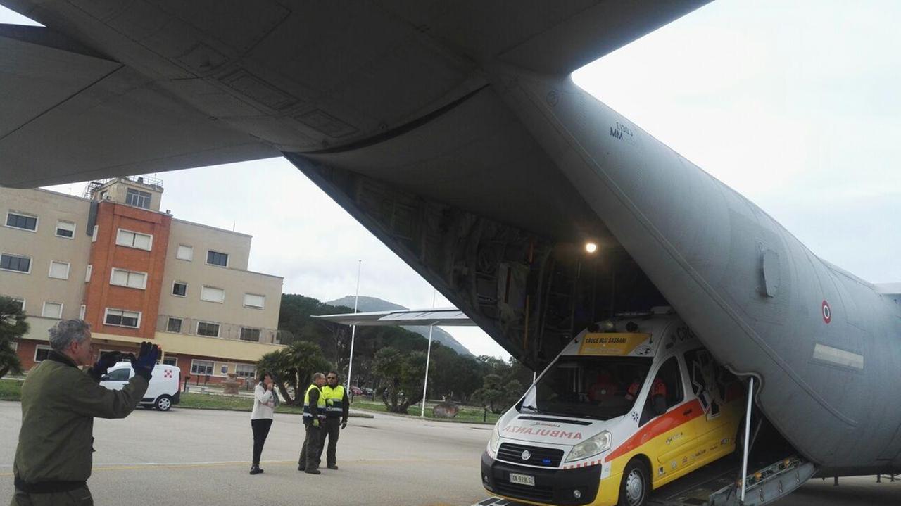 L'ambulanza con il neonato mentre esce dalla "pancia" dell'aereo