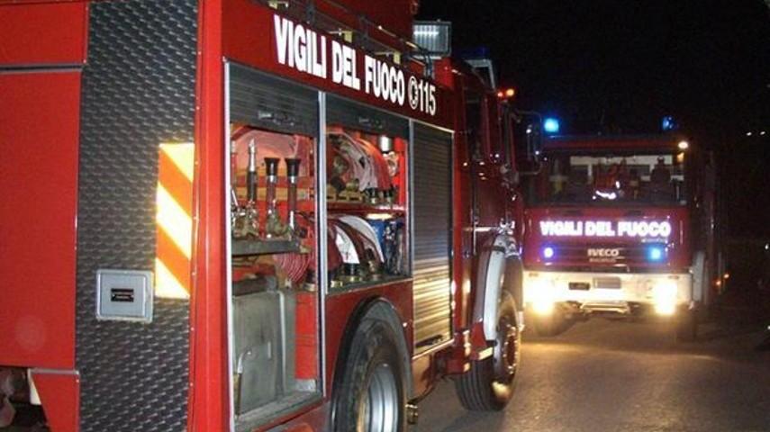Nonantola e Serramazzoni, incidente e incendio: notte di lavoro per i vigili del fuoco