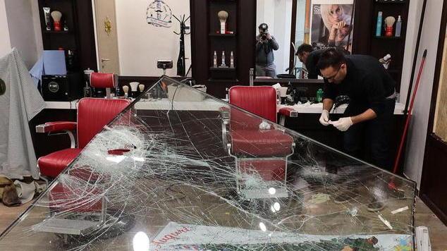 I rilievi della polizia scientifica nel negozio Hb’S Barber Shop di via Cellini (Foto Agenzia Carlo Sestini)