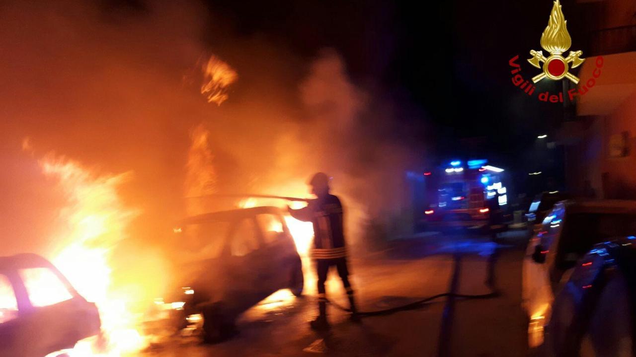 Tre auto in fiamme nella notte a Cagliari