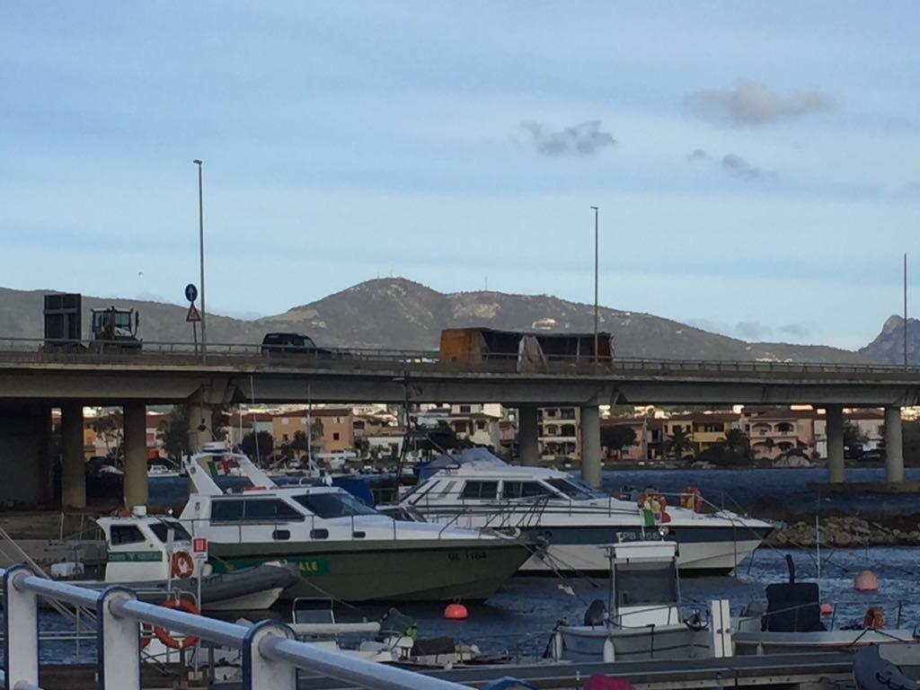 Olbia, il vento fa ribaltare il rimorchio di un tir sulla sopraelevata