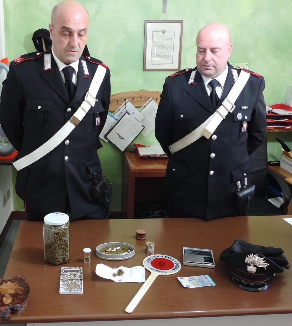I carabinieri mostrano il materiale sequestrato