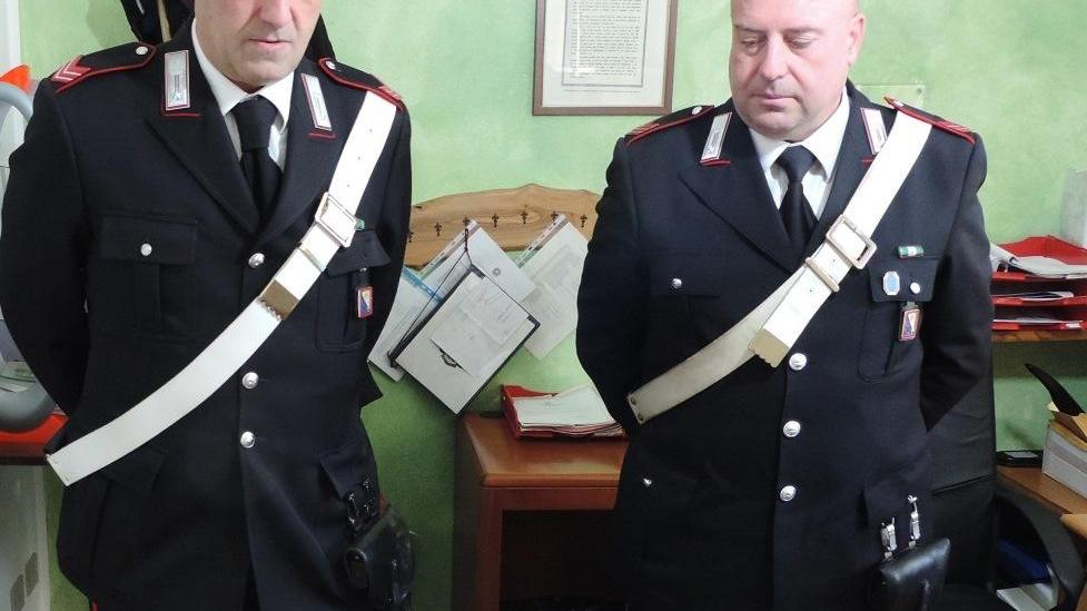 I carabinieri mostrano il materiale sequestrato