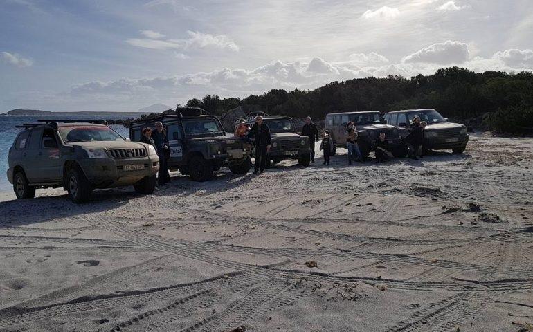 Le jeep sull'arenile di Capriccioli (foto Anna Maria Profili)