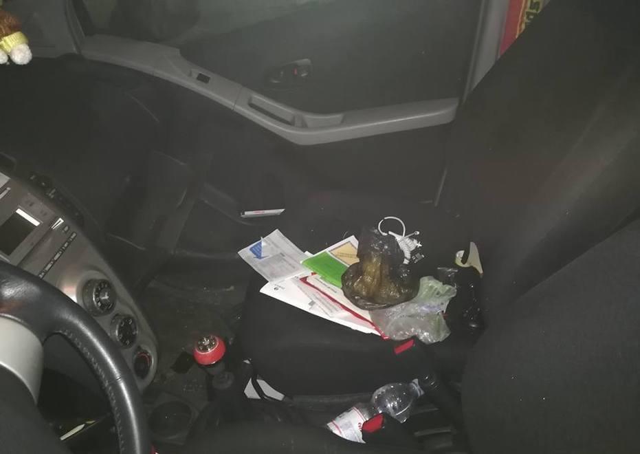 Aprono l’auto e i cruscotti poi lasciano tutto in disordine 