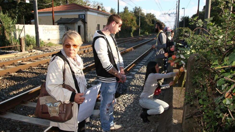 Travolto dal treno, dieci indagati