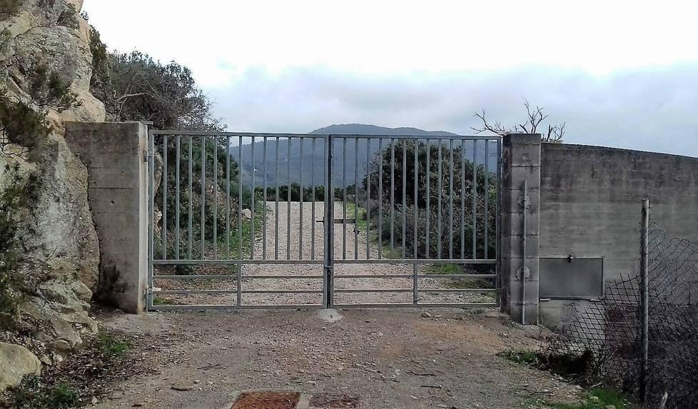 Un cancello sul sentiero del parco 