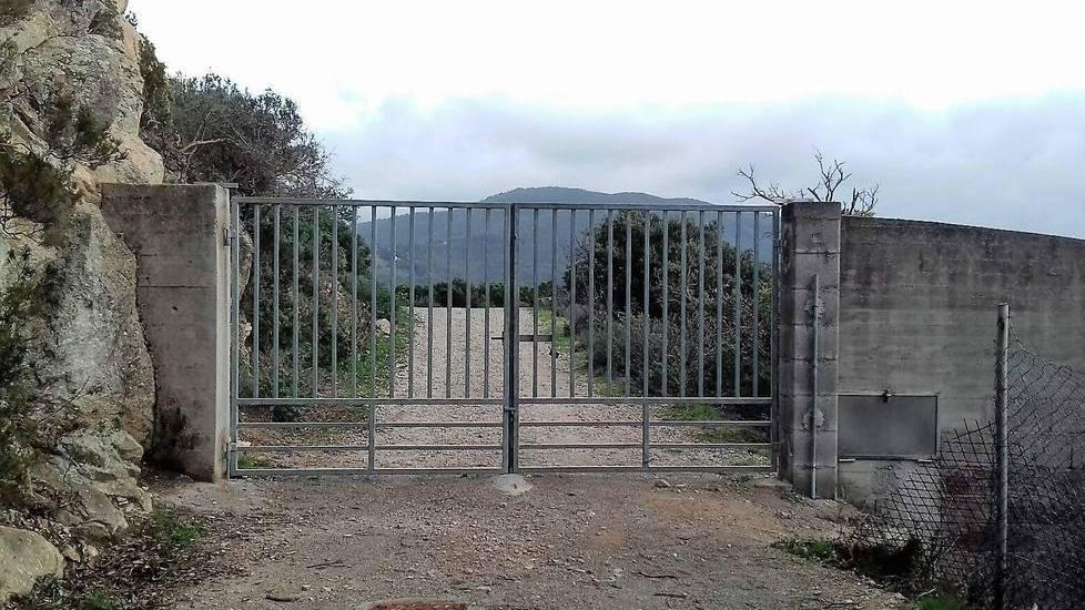 Un cancello sul sentiero del parco