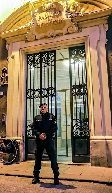 Estrae il coltello e minaccia il vigilante 