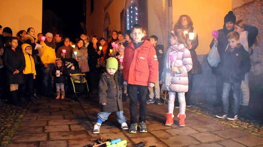 I bimbi distruggono le armi giocattolo
