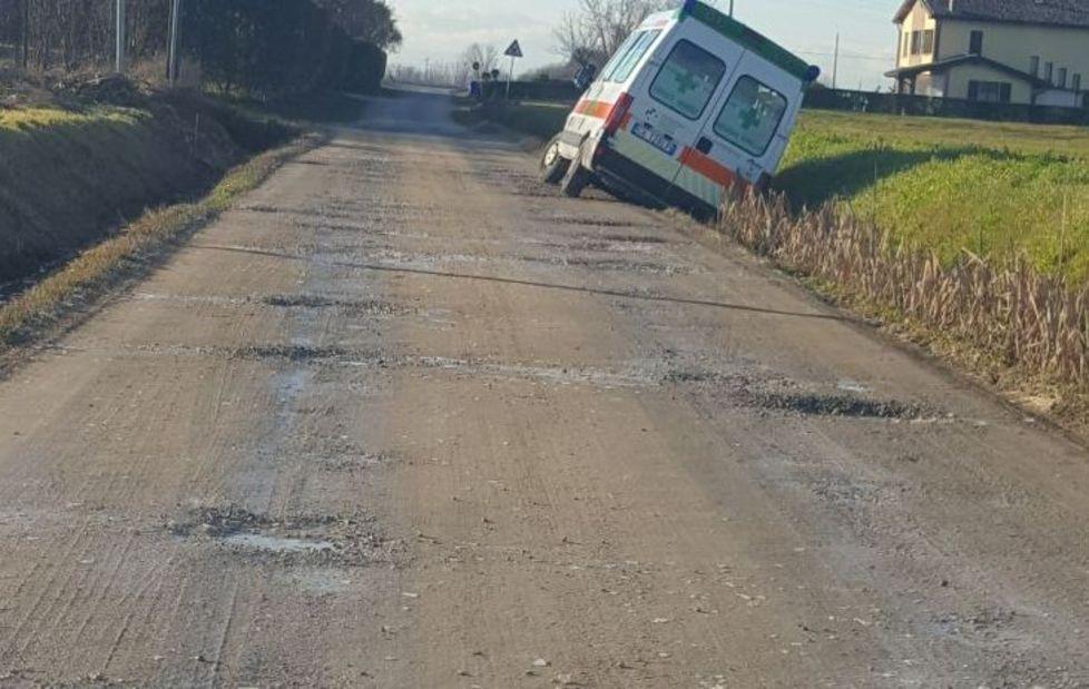 Ambulanza nel fosso per le buche 