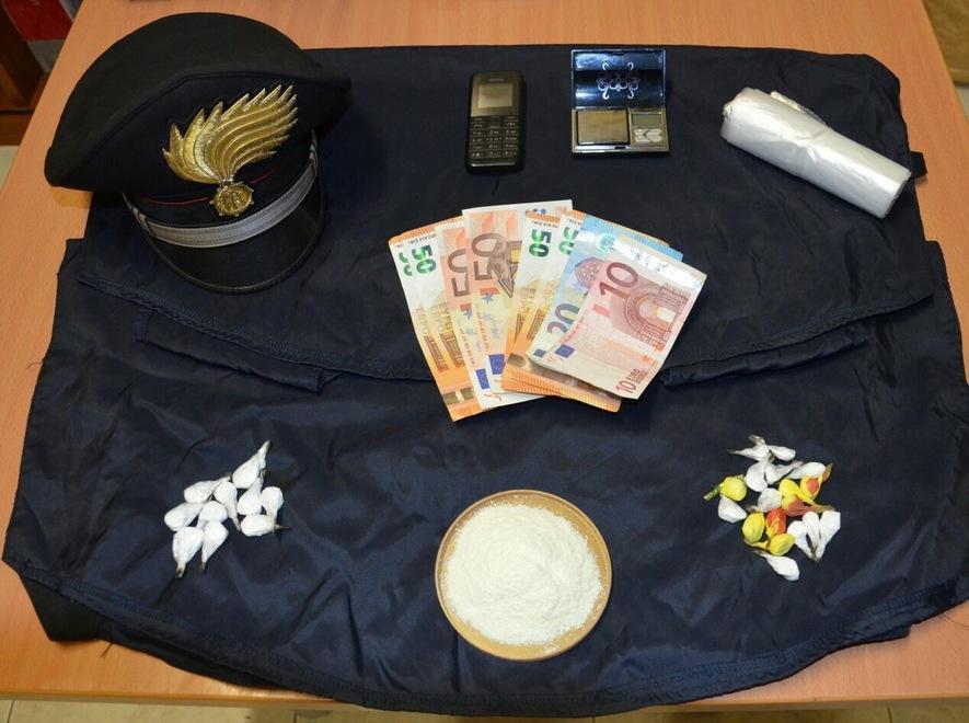 Nasconde dosi di cocaina negli slip sullo stendino 