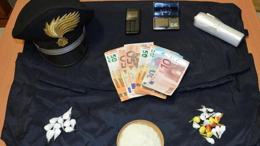 Nasconde dosi di cocaina negli slip sullo stendino