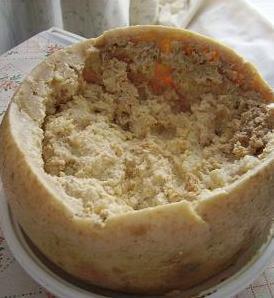 Insetti a tavola, i sardi apripista in Occidente grazie al gustoso “casu marzu” 