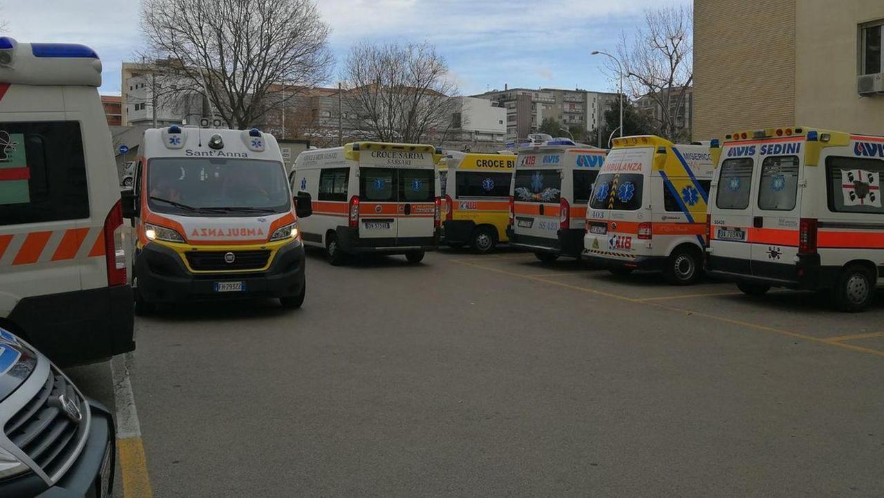 Sassari, otto ambulanze bloccate al pronto soccorso in ostaggio delle barelle 