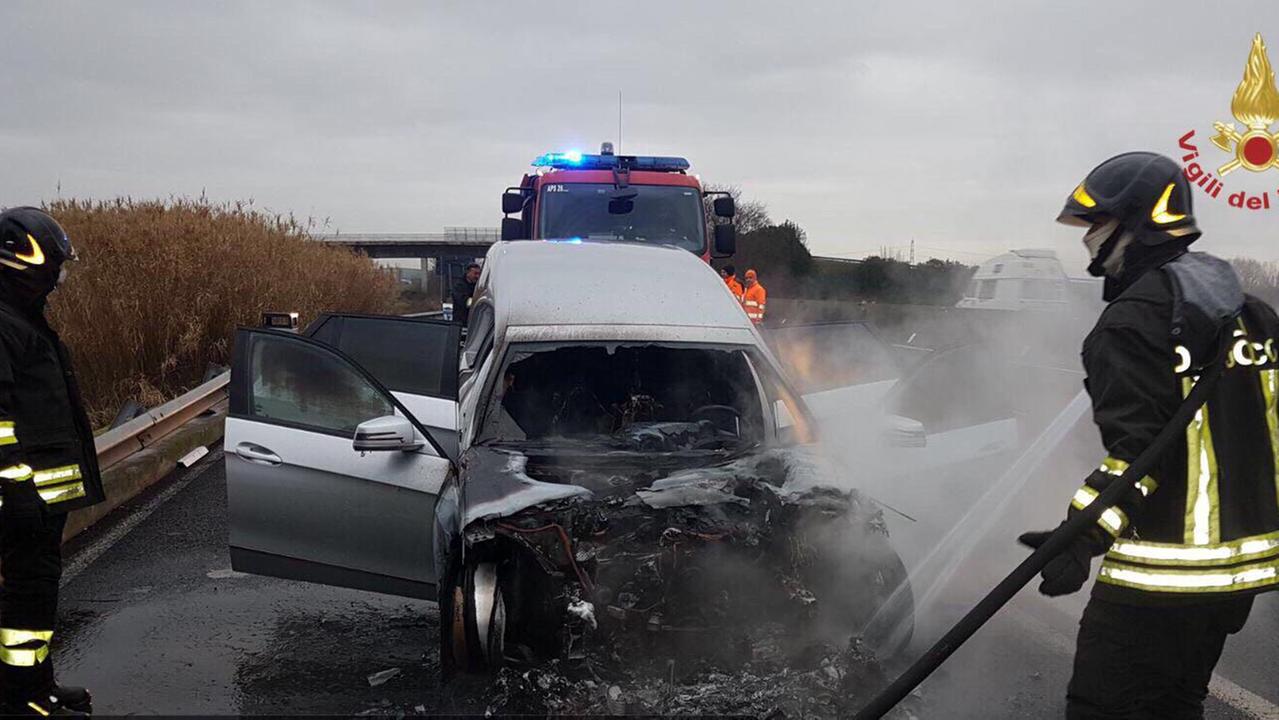 Carro funebre in fiamme sulla superstrada