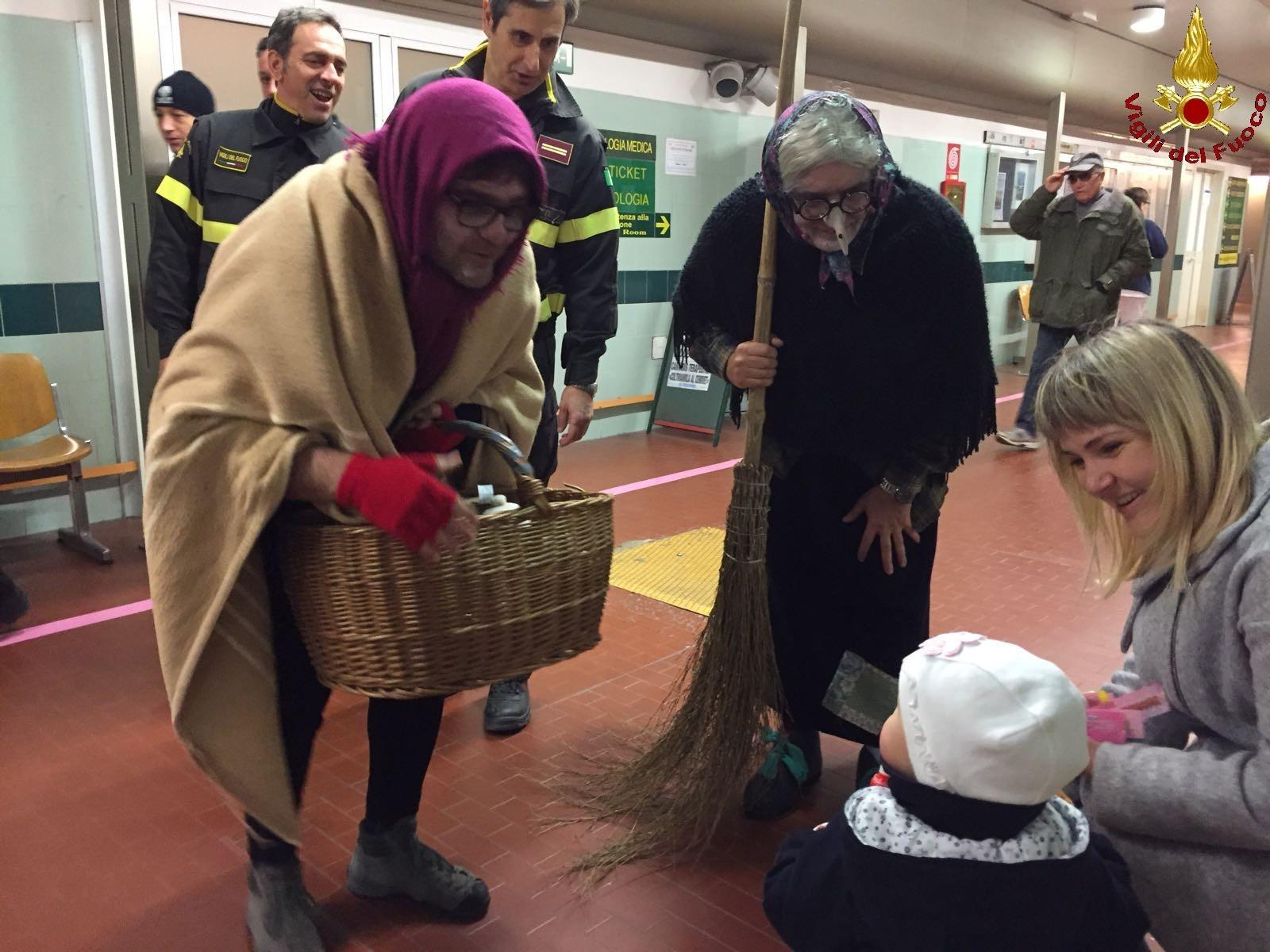 La Befana e l'aiutante consegnano dolciumi all'ospedale Misericordia