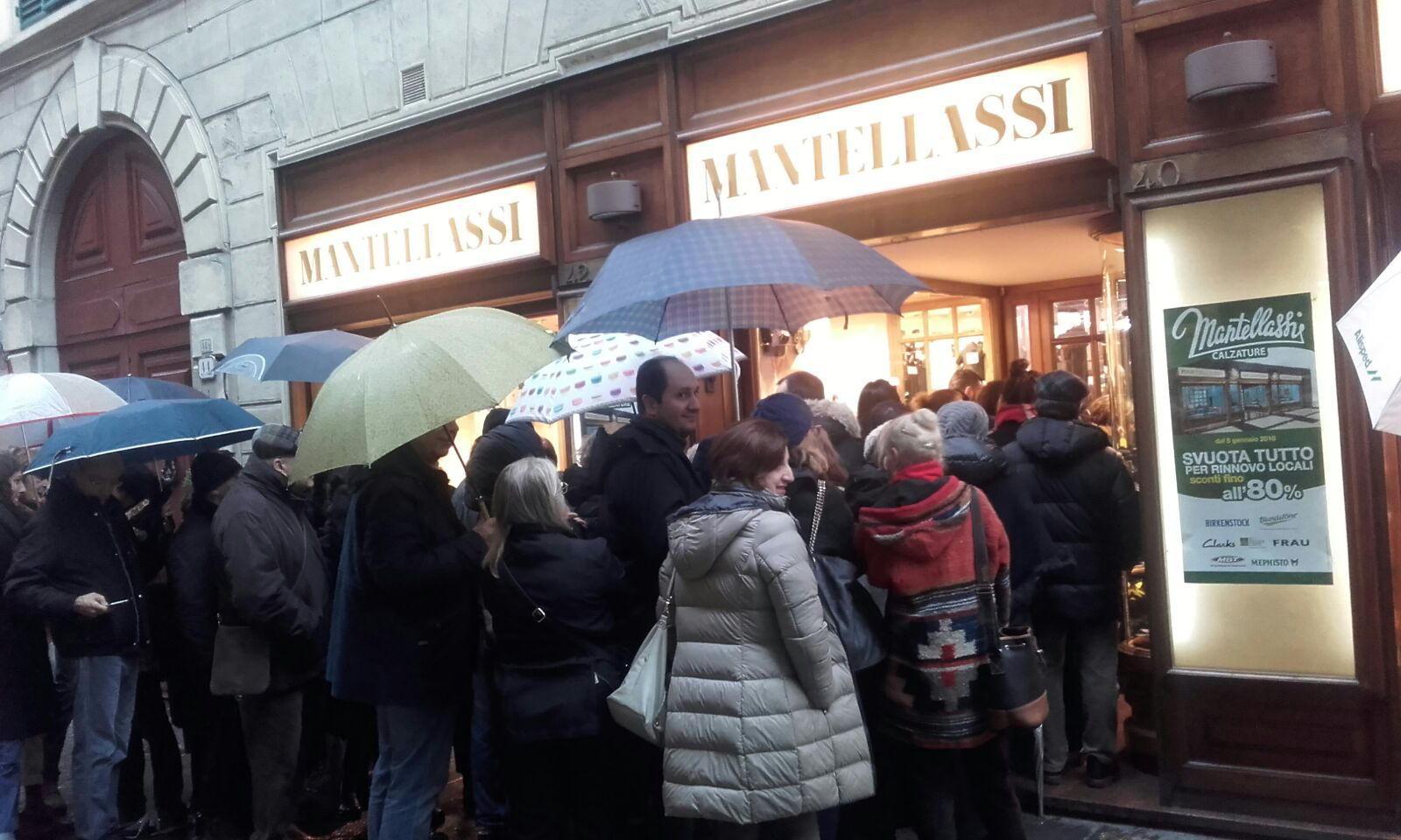 La folla di clienti in attesa di entrare da Mantellassi in via Garibaldi