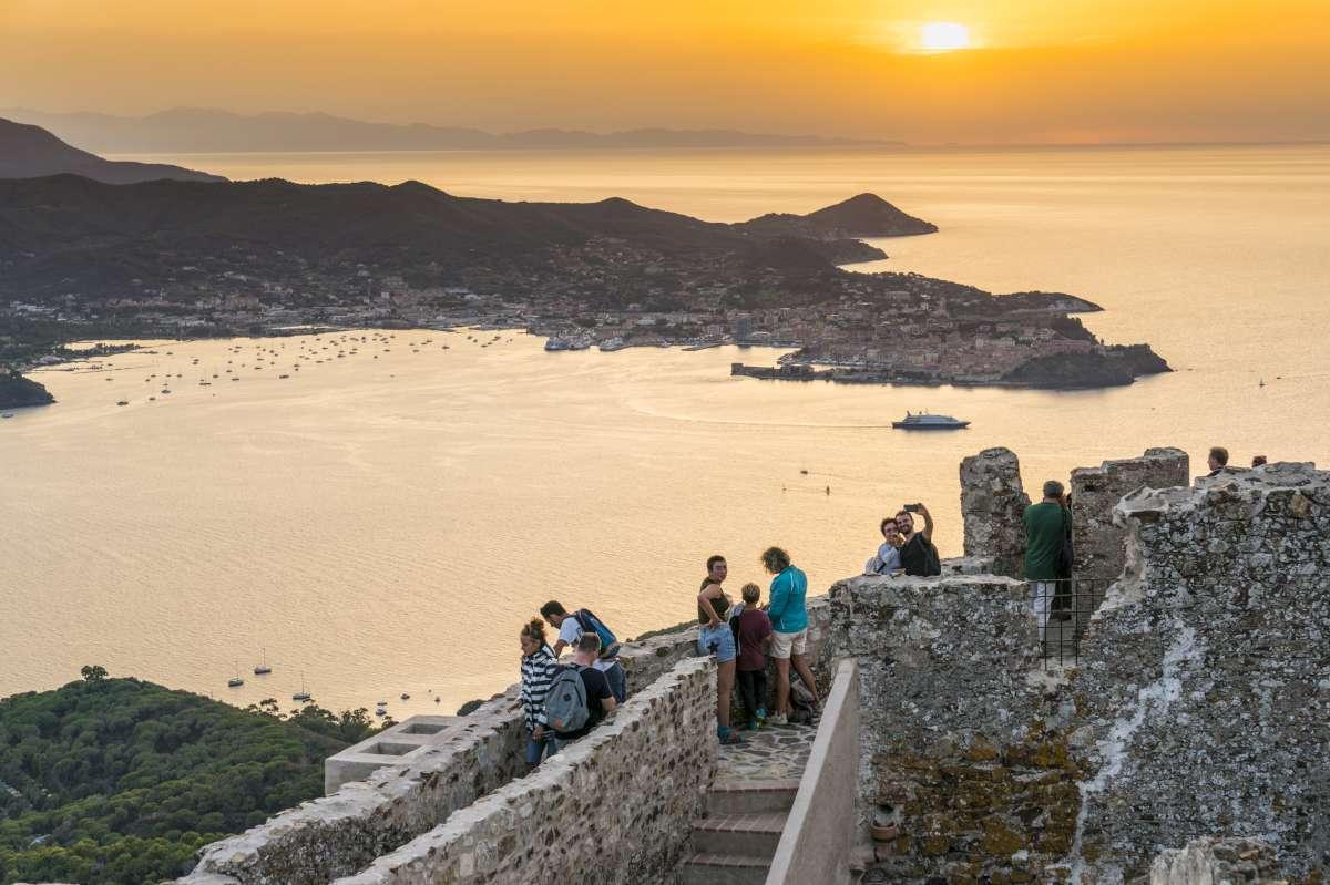 Turisti sul Volterraio (foto di Stefano Muti)