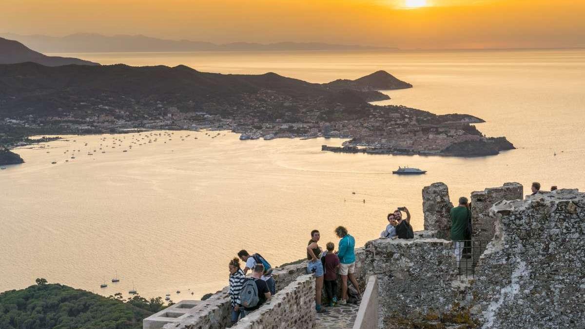Turisti sul Volterraio (foto di Stefano Muti)