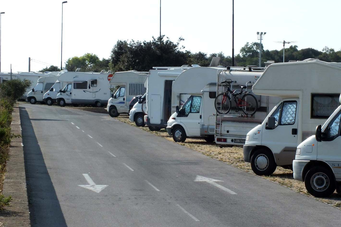 Camper parcheggiati a  Calamoresca (foto Paolo Barlettani)