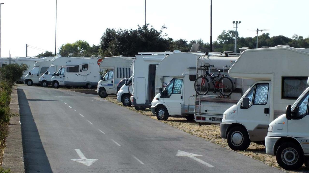 Camper parcheggiati a Calamoresca (foto Paolo Barlettani)