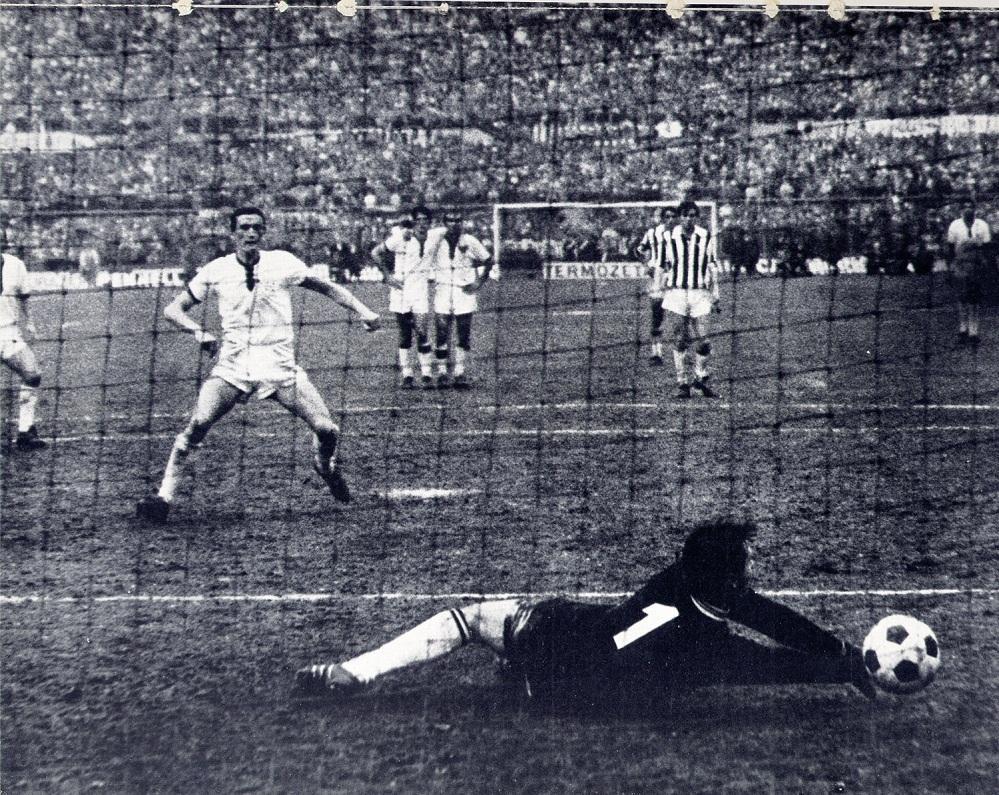 Gigi Riva segna il rigore del 2-2 alla Juve che vale lo scudetto del 1970
