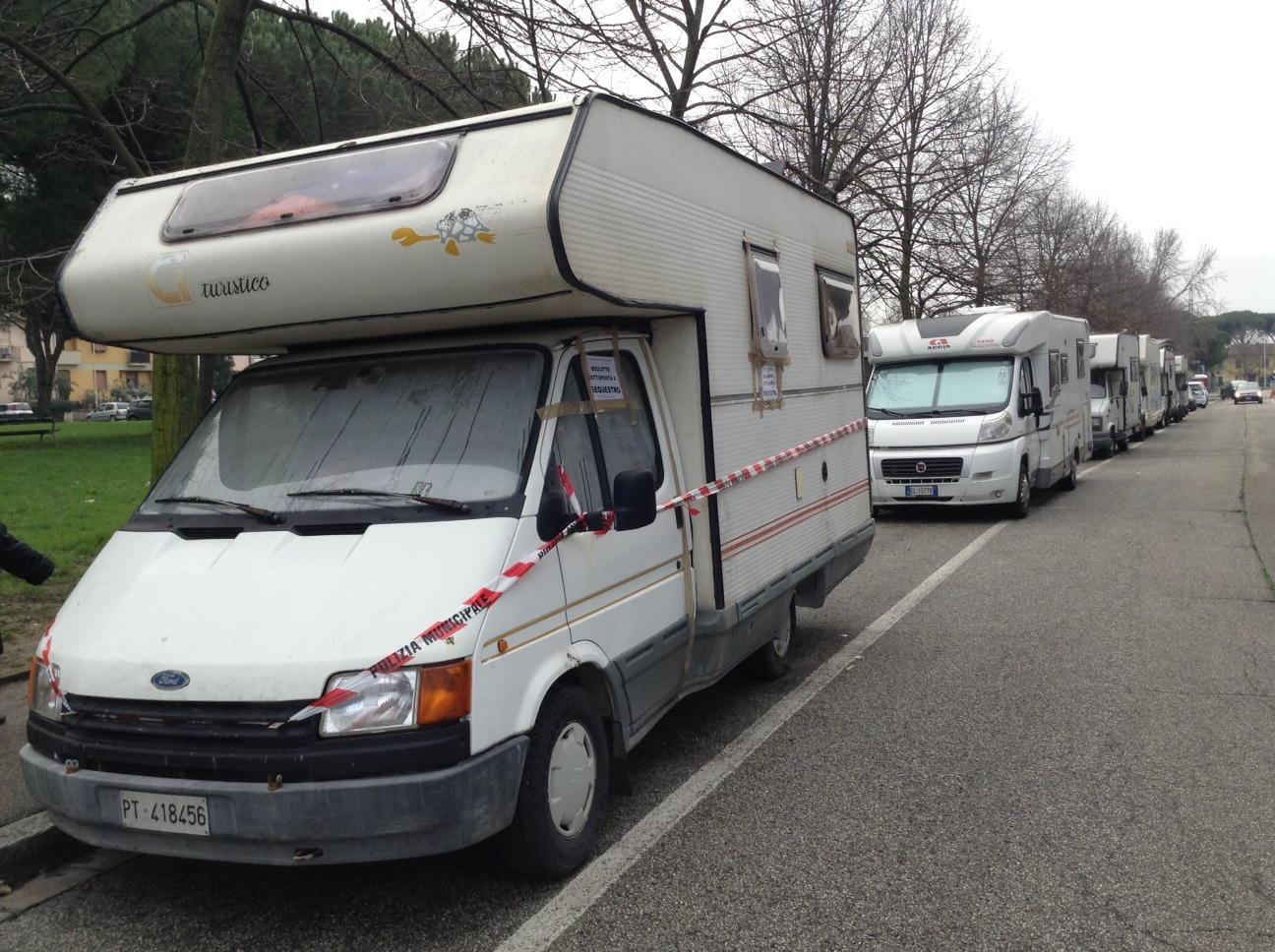 Il camper di Djula e Patrizia Ahmetovic sequestrato dalla polizia municipale (foto Batavia)