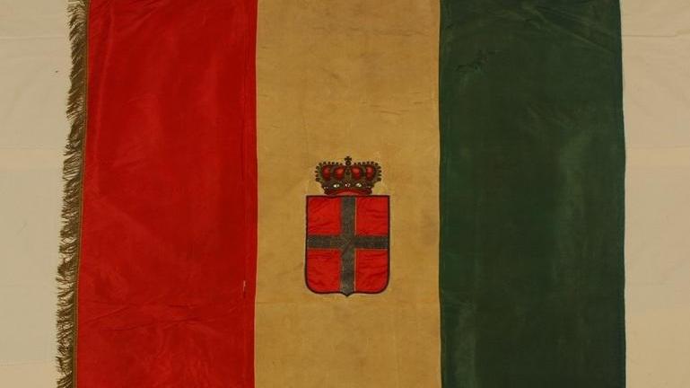 La bandiera tricolore ricamata dalle friulane