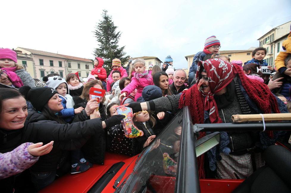 Befana “sprint” quella arrivata in minicar due anni fa in piazza Giusti a Monsummano (Foto Nucci)