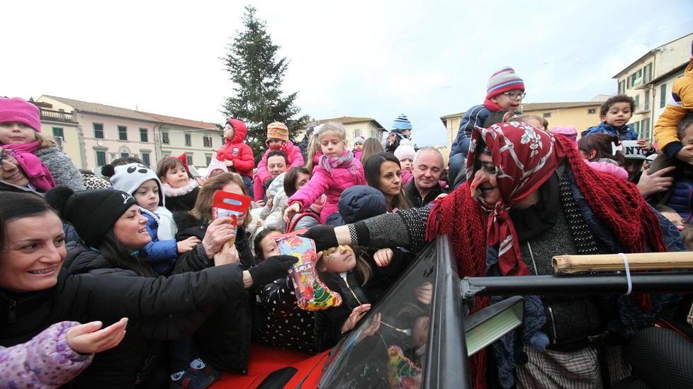 Befana “sprint” quella arrivata in minicar due anni fa in piazza Giusti a Monsummano (Foto Nucci)