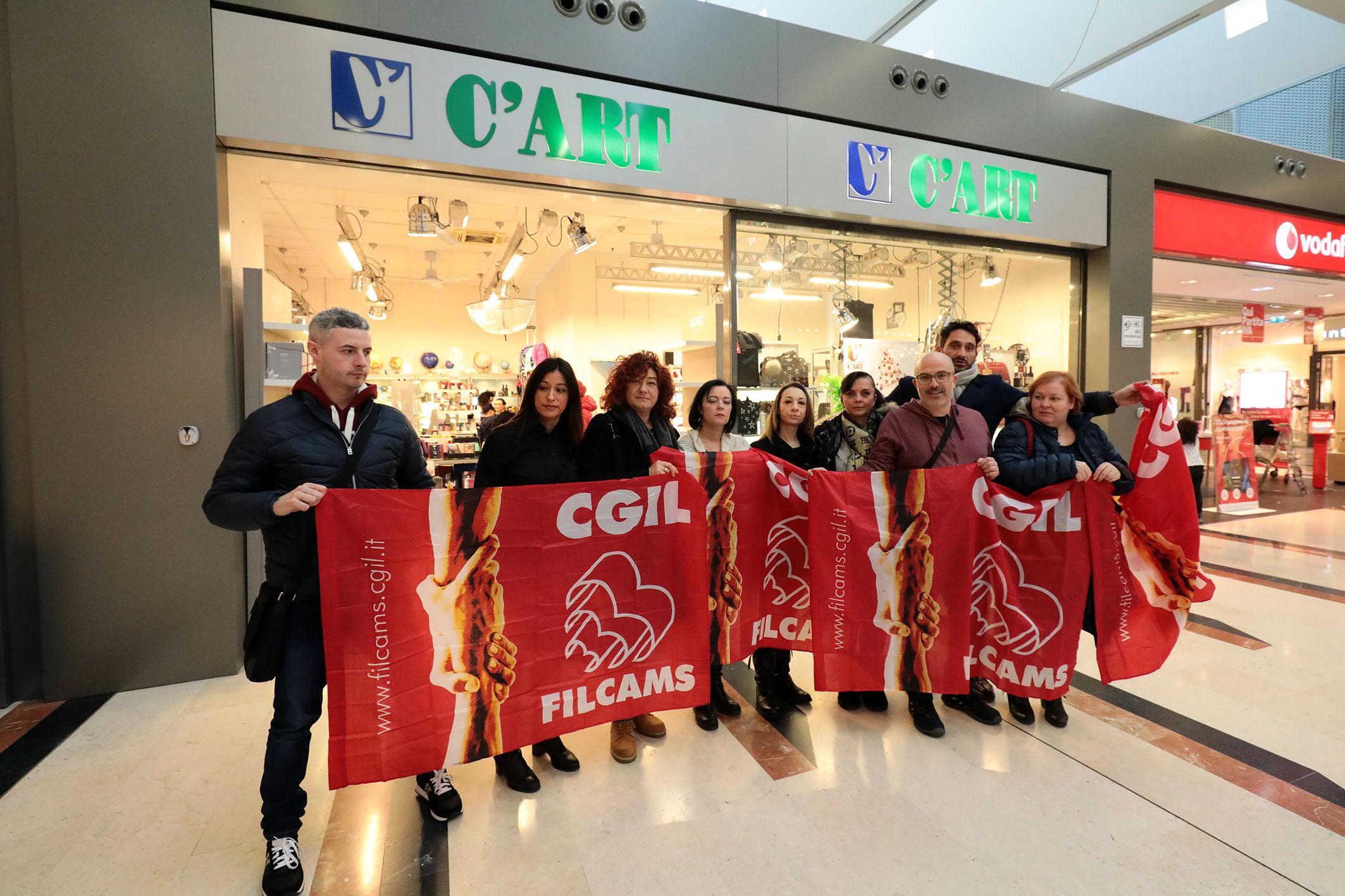 Dipendente di C’Art davanti al negozio insieme ai delegati delle altre attività (Foto Agenzia Carlo Sestini)