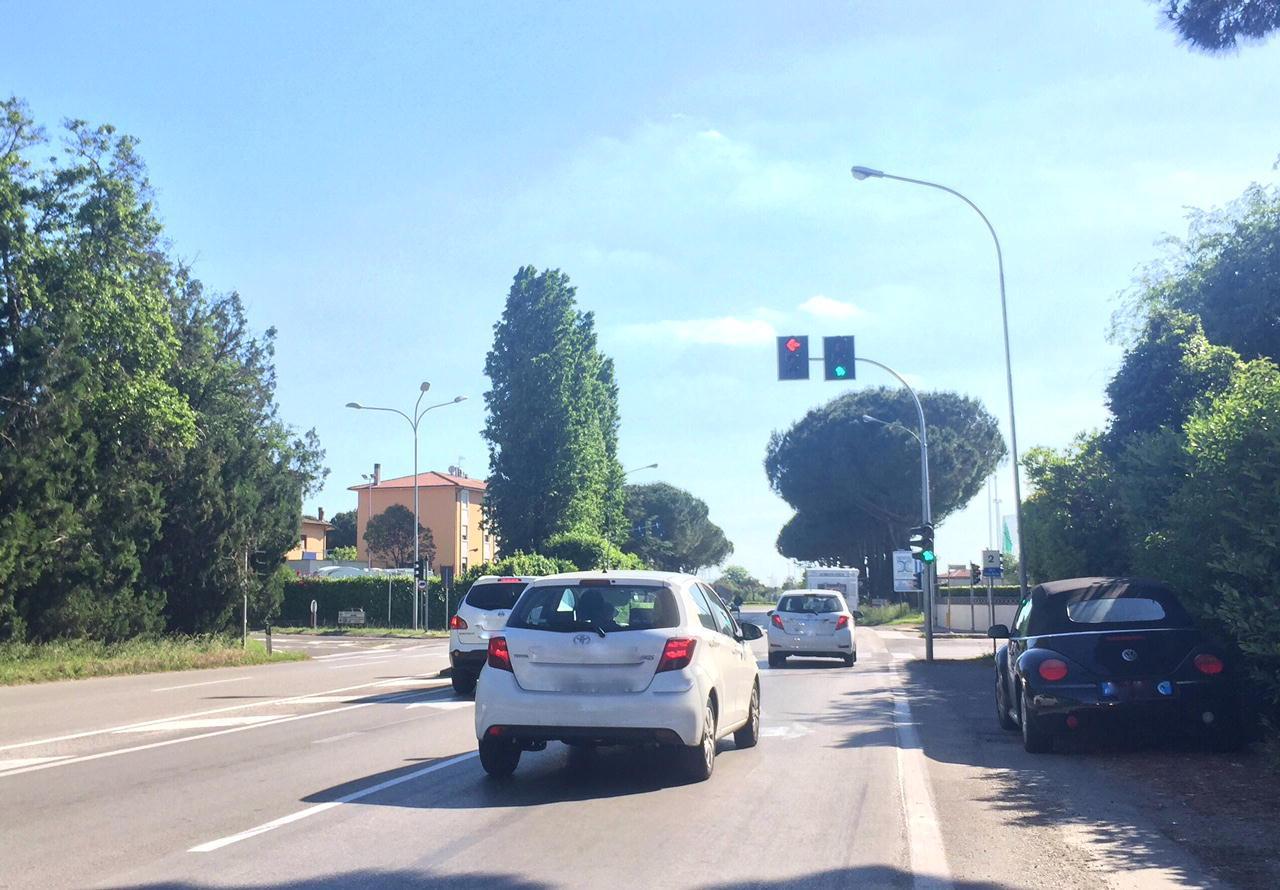Il semaforo all’incrocio della circonvallazione a Fornacette