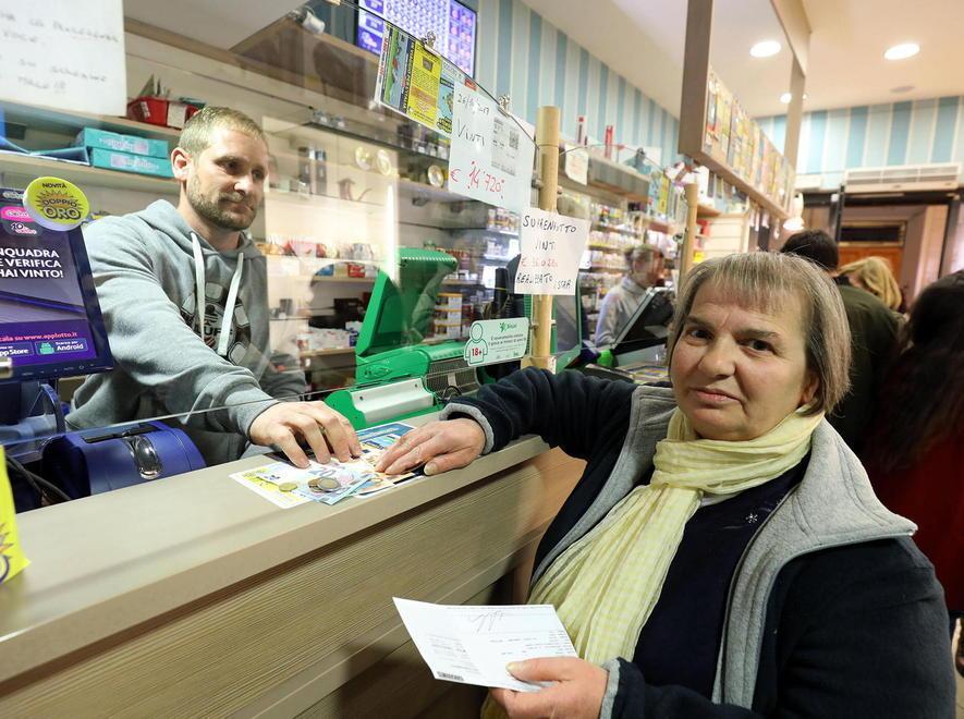 Lidia Carrozza mentre ritira i soldi (foto Agenzia Carlo Sestini)