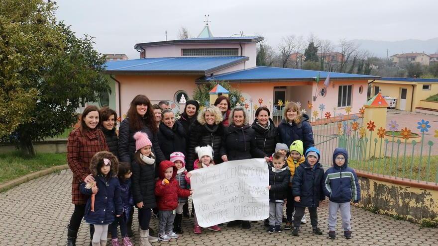 Bambini e genitori a fianco delle maestre
